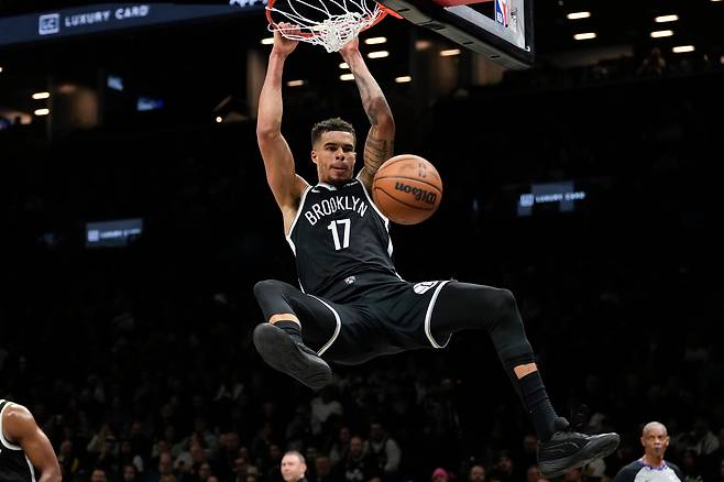 마이클 포터 주니어가 5일 미국 뉴욕 브루클린의 바클레이스 센터에서 열린 2025~2026 미국프로농구 덴버 너기츠와 정규리그 홈경기에서 덩크슛하고 있다.   뉴욕 | AP연합뉴스