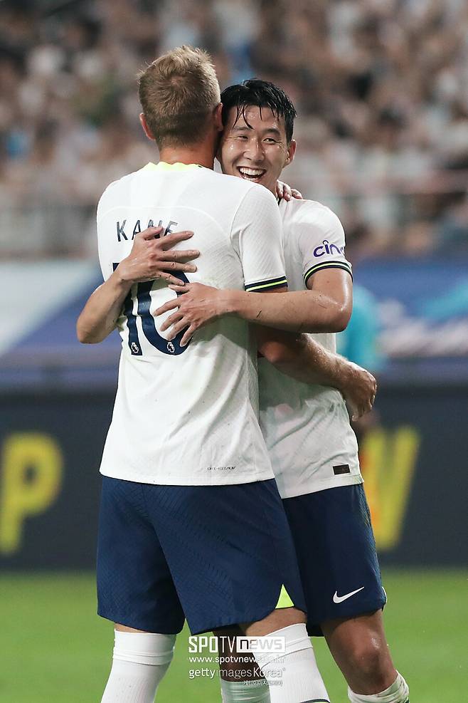 ▲ 케인의 말과 현지 보도를 종합하면 토트넘 복귀 가능성과 미국 무대 진출은 현실적으로 낮아 보인다. 일부 언론 보도에 따르면 케인의 계약에는 2025년 여름부터 발동 가능한 6500만 유로의 바이아웃 조항이 포함돼 있다. 다만 이 조항은 케인이 이적 의사를 공식적으로 밝힐 경우에만 발동 가능하며, 겨울 이적 시장에서 구단에 통보해야 한다는 전제가 붙는다.&nbsp;