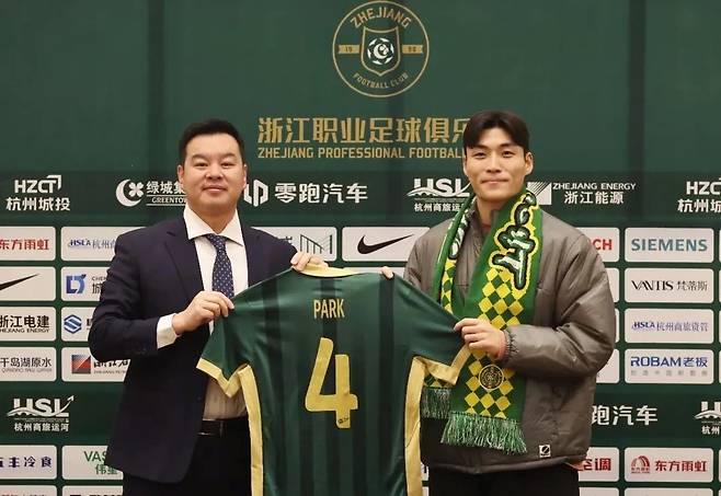 중국 슈퍼리그 저장FC로 이적한 박진섭(오른쪽). /사진=저장FC SNS 캡처