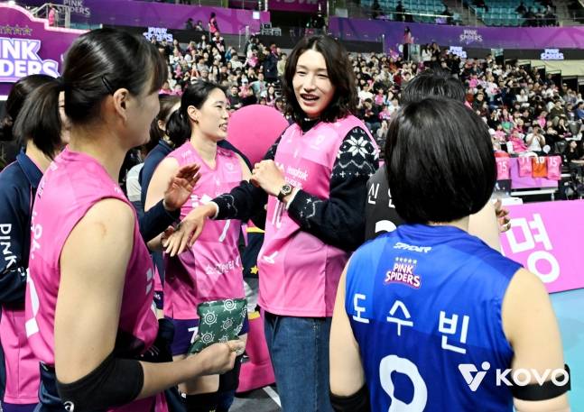 흥국생명 어드바이저 김연경(가운데)이 시구자로 현장을 찾아 선수들과 인사하고 있다. /사진=KOVO 제공