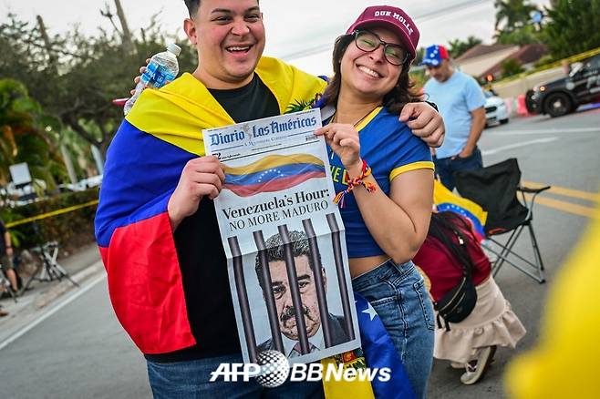 니콜라스 마두로 베네수엘라 대통령에 반대하는 사람들이 4일(현지 시각) 미국 플로리다주 도럴에서 시위를 벌이고 있다. /AFPBBNews=뉴스1