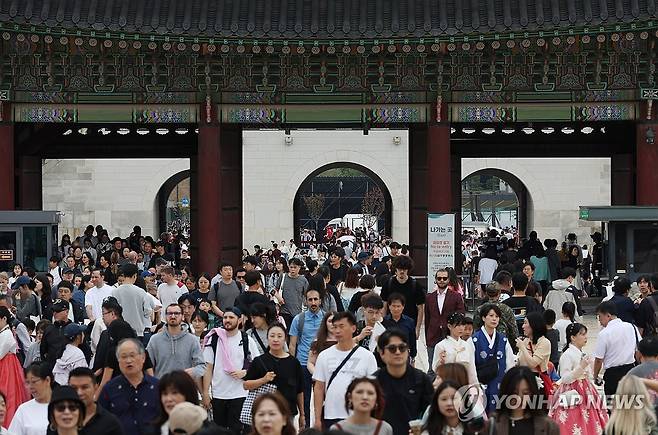 지난해 추석 연휴 고궁 인파 [연합뉴스 자료사진]