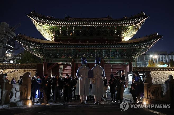 시작된 창경궁 야간관람 '동궐동락' (서울=연합뉴스) 김성민 기자 = 10일 오후 서울 종로구 창경궁에서 열린 야간관람 '동궐동락' 사전 공개 초청행사에서 관람객들이 설명을 듣고 있다. 2025.11.10 ksm7976@yna.co.kr