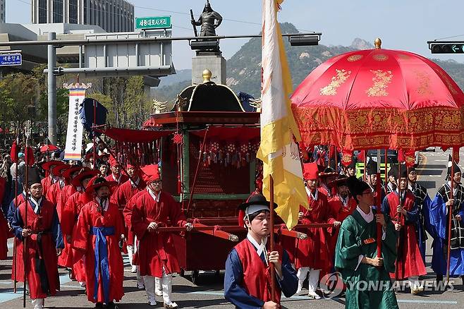 종묘 정전으로 향하는 조선 왕실 신주 (서울=연합뉴스) 임화영 기자 = 20일 서울 종로구 창덕궁에서 종묘 정전까지 조선 왕과 왕비, 대한제국 황제와 황후의 신주 환안 행렬이 이동하고 있다. 2025.4.20 hwayoung7@yna.co.kr