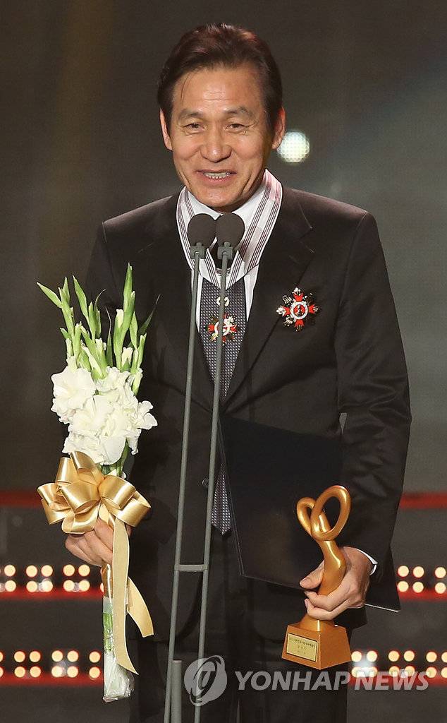 2013년 대한민국 대중문화예술상 시상식에서 은관문화훈장을 받은 후 소감을 밝히고 있는 안성기 [연합뉴스 자료사진]