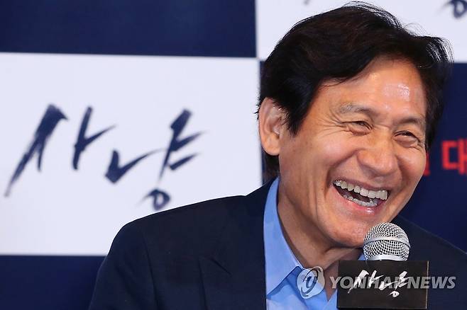 2016년 영화 '사냥' 개봉 당시 언론시사회 참석한 배우 안성기 [연합뉴스 자료사진]