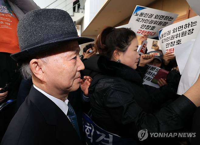 행사장 입장 저지당하는 안창호 위원장 (서울=연합뉴스) 서대연 기자 = 안창호 국가인권위원장이 10일 서울 중구 안중근의사기념관에서 열린 세계인권선언 77주년 2025 인권의 날 기념식에 참석하려다 인권단체 회원들에게 저지당하고 있다. 2025.12.10 [공동취재] dwise@yna.co.kr