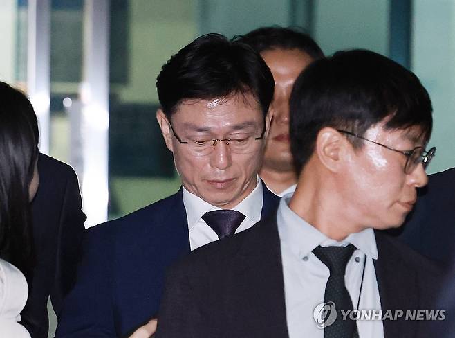 영장심사 마친 임성근 전 사단장 (서울=연합뉴스) 홍해인 기자 = 채상병 순직 및 수사 외압·은폐 의혹의 핵심 피의자인 임성근 전 해병대 1사단장이 23일 서울 서초구 서울중앙지방법원에서 열린 구속 전 피의자 심문(영장실질심사)을 마친 뒤 법원을 나서고 있다. 2025.10.23 hihong@yna.co.kr