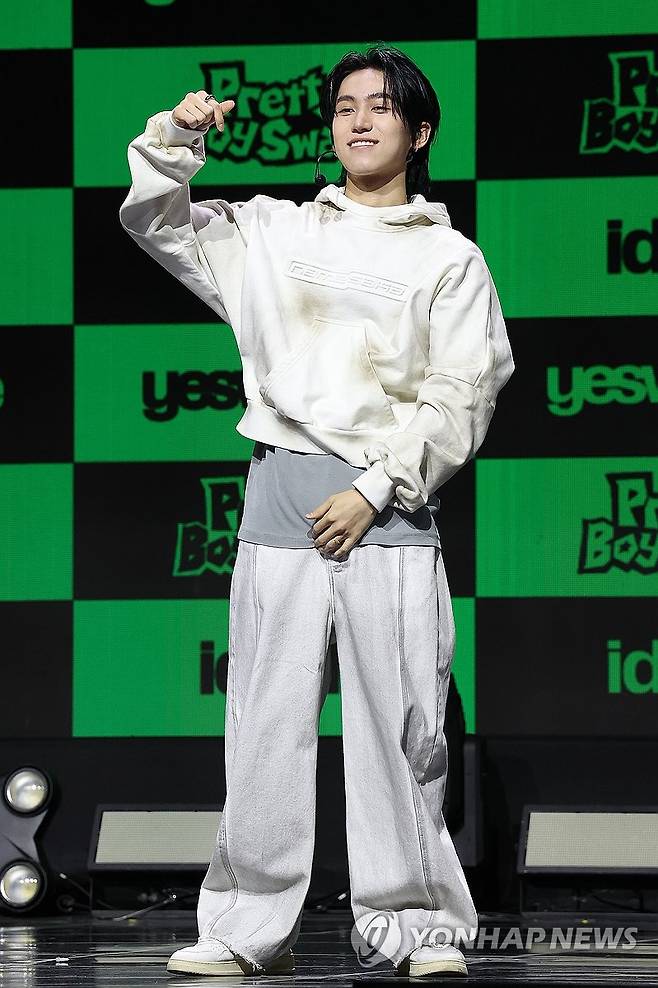 포즈 취하는 김주호 (서울=연합뉴스) 강민지 기자 = 5일 서울 용산구 블루스퀘어 SOL트래블홀에서 열린 그룹 아이덴티티 유닛 예스위아 쇼케이스에서 김주호가 포즈를 취하고 있다. 2026.1.5 mjkang@yna.co.kr