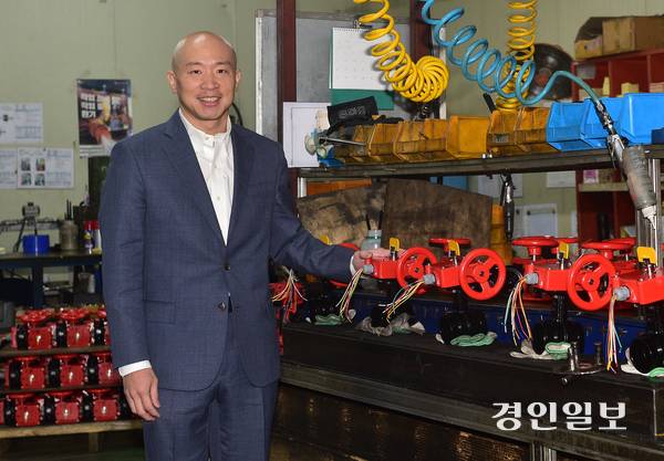 2025년 인천시 중소기업인 대상을 받은 삼창주철공업 이영표 대표이사는 10년을 다닌 대기업을 그만두고 할아버지와 아버지의 뒤를 이어 뿌리산업 현장에 뛰어들었다. 이 대표는 “첨단산업이 발전하려면 주조와 금형 같은 전통 기초 산업이 받쳐줘야 한다”며 “오랜 시간 축적해온 기술력을 바탕으로 100년 기업을 이끌어가는 게 목표”라고 했다. /조재현기자 jhc@kyeongin.com