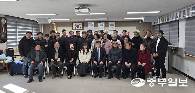 신지철 신임 금사면장(앞줄 오른쪽에서 네번째)이 취임식을 마치고 내빈들과 기념촬영을 하고 있다. 김규철기자