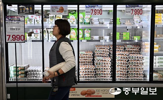 고병원성 AI 확산에 계란값이 상승세를 보이고 있는 가운데 6일 오전 수원시 권선구 한 대형마트 신선식품코너에 '계란 한 판 7천990원' 안내문이 게시돼 있다. 김경민기자