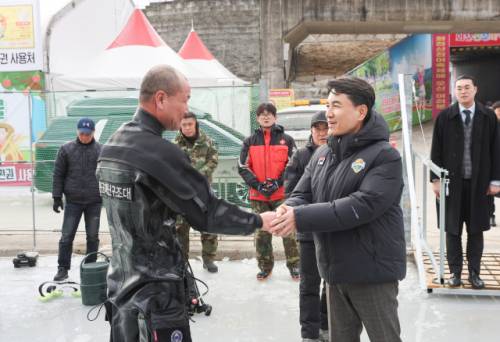 ◇김진태 도지사는 6일 화천 산천어축제장을 직접 찾아 화천군청, 경찰서, 소방서 등과 함께 특별 현장점검을 진행하며 안전관리 상황을 세심하게 확인했다. 사진=강원특별자치도 제공