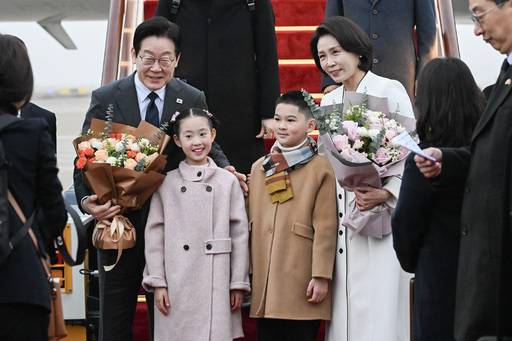 중국을 국빈 방문 중인 이재명 대통령과 김혜경 여사가 6일 상하이 푸동공항에 도착한 뒤 화동들과 기념촬영하고 있다. 연합뉴스