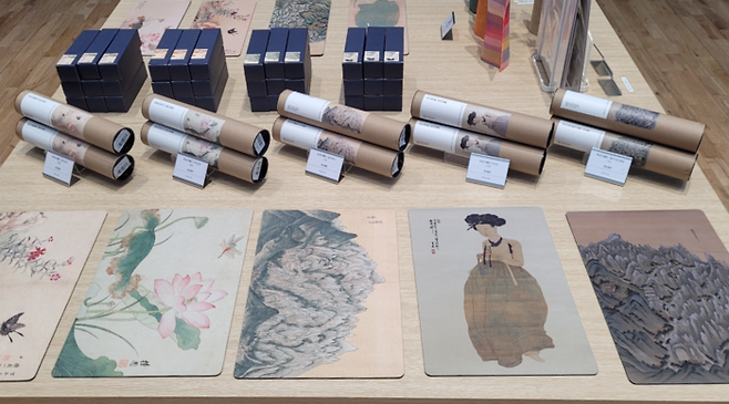 대구간송미술관 1층 아트숍에서 판매중인 굿즈들.<임훈기자 hoony@yeongnam.com>