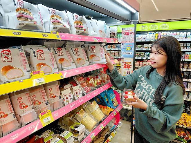 편의점들도 겨울철을 맞아 다양한 딸기 디저트를 선보이고 있다./사진=BGF리테일