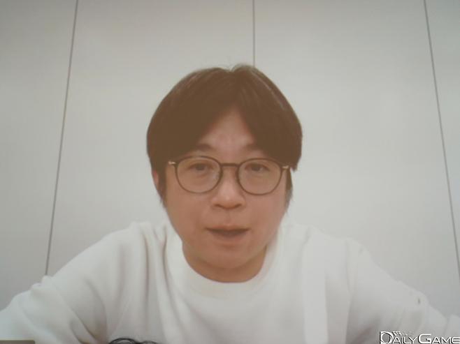 적의 행동을 보고 패턴을 파악해 공략하는 스타일에 대해 소개한 요시무라 히로시 디렉터.