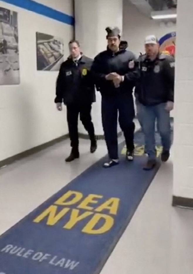 미 백악관 공식 ‘신속 대응(Rapid Response)’ 계정인 Rapid Response 47의 엑스(X·옛 트위터) 계정에 게시된 이 화면 캡처에는 3일(현지시간) 미국 뉴욕 맨해튼 남부에 위치한 미 마약단속국(DEA) 본부 안에서 니콜라스 마두로 베네수엘라 대통령이 DEA 요원들의 호위를 받으며 이동하는 모습이 담겨 있다. (사진=AFP)