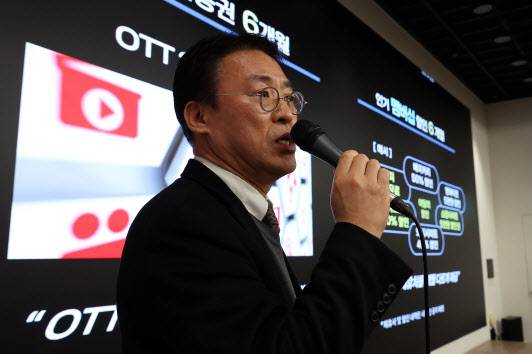 권희근 KT 마케팅혁신본부장이 30일 서울 종로구 광화문 사옥에서 열린 무단 소액결제 사태 및 해킹 사고 등과 관련한 ‘침해사고 관련 대고객 사과와 정보보안 혁신방안’ 브리핑에서 고객 보상 패키지와 관련해 설명하고 있다.(사진=연합뉴스)