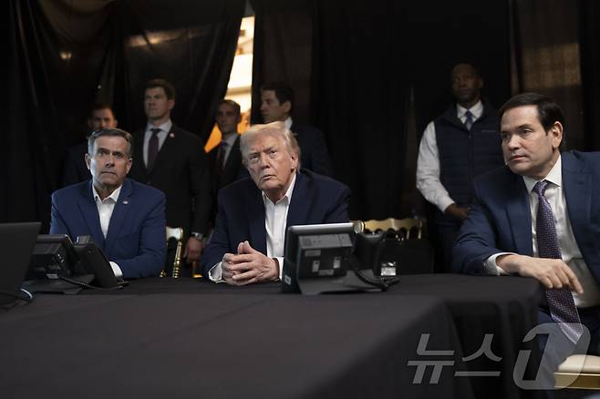 도널드 트럼프 미국 대통령이 3일(현지시간) 소셜미디어 '트루스소셜'에 게시한 사진. 플로리다 마러라고에서 마코 루비오 국무장관(사진 오른쪽), 존 랫클리프 미 중앙정보국(CIA) 국장 등과 함께 니콜라스 마두로 베네수엘라 대통령 체포 군사 작전을 실시간으로 지켜보고 있는 것으로 보인다.(도널드 트럼프 트루스소셜, 재판매 및 DB금지) 2026.1.3/뉴스1 ⓒ News1