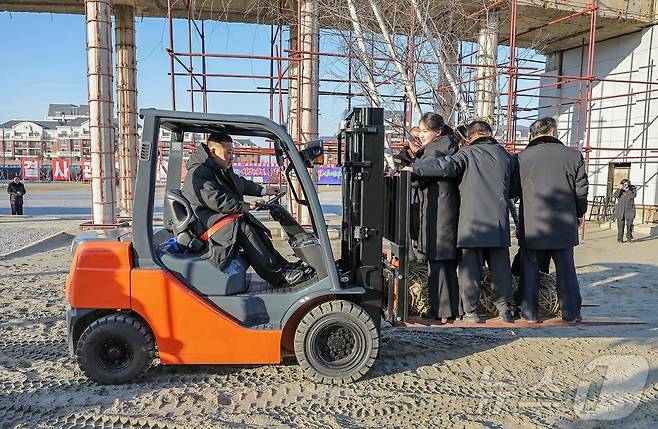 (평양 노동신문=뉴스1) = 북한 노동당 기관지 노동신문은 6일 "김정은 총비서가 지난 5일 당·정부 지도간부들과 함께 해외군사작전 전투위훈기념관 건설장을 찾았다"라고 보도했다. 이날 현지지도에는 딸 주애가 동행했다. [국내에서만 사용가능. 재배포 금지. DB 금지. For Use Only in the Republic of Korea. Redistribution Prohibited] rodongphoto@news1.kr