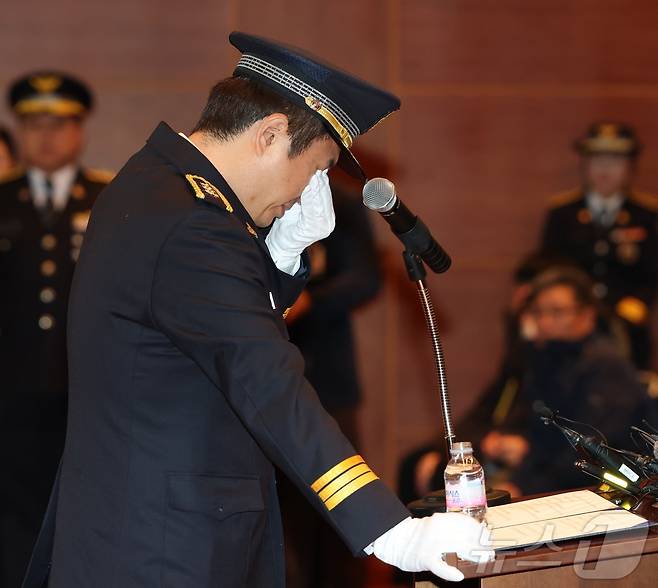 6일 전북 전주시 전북경찰청에서 열린 고(故) 이승철 경정 영결식에서 경찰 관계자가 고인의 약력보고 중 눈물을 닦고 있다. ⓒ News1 유경석 기자