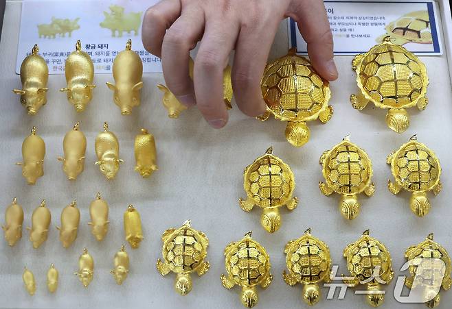 순금 한 돈(3.75g) 가격이 100만 원 시대를 눈앞에 두고 있는 26일 서울 종로구 한국금거래소 종로본점에서 직원이 금제품을 정리하고 있다. 이날 한국금거래소에 따르면 순금(24K) 가격은 1돈(3.75g)당 90만8000원(-0.55%)으로 전 거래일 보다 5000원 내렸다. 매입가는 76만8000원(-1.04%)으로 전 거래일 보다 8000원 하락했다. 2025.12.26/뉴스1 ⓒ News1 이광호 기자