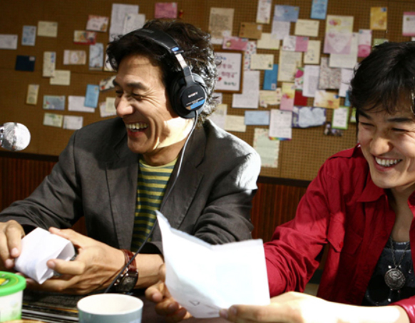 사진은 배우 안성기 출연작 ‘라디오스타’의 한 장면. 오른쪽은 배우 박중훈. [한국영상자료원 KMDb 캡처]