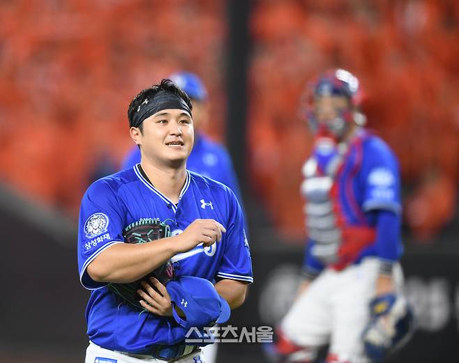 삼성 선발투수 최원태가 24일 대전 한화생명볼파크에서 열린 2025 KBO 포스트시즌 플레이오프 5차전 한화와 경기 4회 교체되어 마운드를 내려오고 있다. 대전 | 최승섭기자 thunder@sportsseoul.com