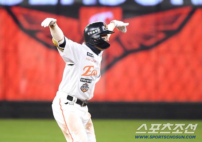 30일 대전 한화생명볼파크에서 열린 LG와 한화의 한국시리즈 4차전. 7회말 1사 1루 손아섭이 3루수앞 내야안타를 치고 1루 송구가 빠지며 2루까지 진루한 후 환호하고 있다. 대전=정재근 기자 cjg@sportschosun.com/2025.10.30/