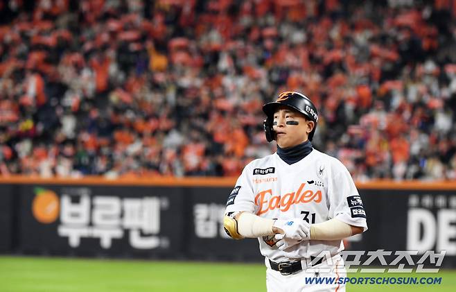 30일 대전 한화생명볼파크에서 열린 한국시리즈 4차전 한화 이글스와 LG 트윈스의 경기. 3회말 한화 손아섭이 안타를 날린 뒤 환호하고 있다. 대전=박재만 기자 pjm@sportschosun.com/2025.10.30/