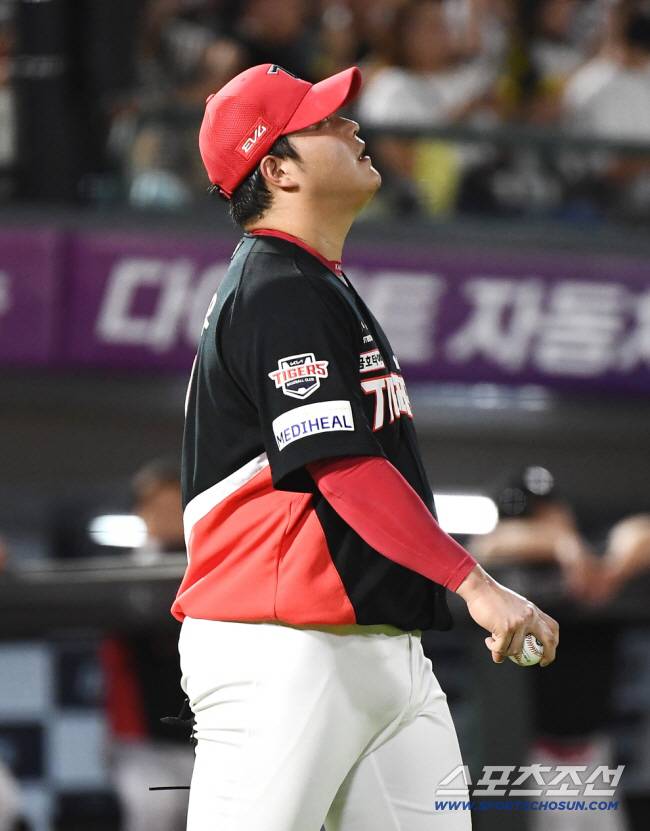 27일 부산 사직구장에서 열린 KIA와 롯데의 경기. 8회말 2사 2, 3루 전준우에게 2타점 2루타를 허용한 조상우가 아쉬워하고 있다. 부산=정재근 기자 cjg@sportschosun.com/2025.7.27/