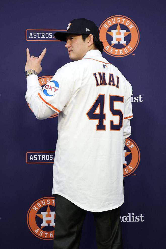 입단 기자회 견에서 45번 유니폼을 입은 이마이. AFP연합뉴스