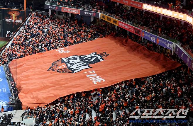 29일 대전 한화생명볼파크에서 열린 LG와 한화의 한국시리즈 3차전. 만원 관중을 이룬 가운데 한화 응원단이 대형 현수막을 펼치고 있다. 대전=정재근 기자 cjg@sportschosun.com/2025.10.29/