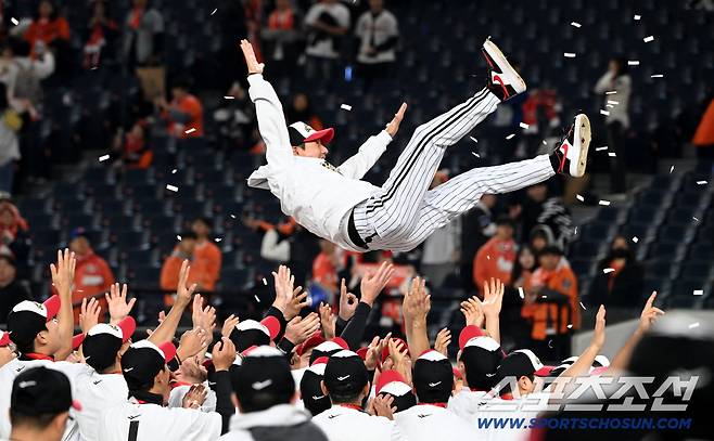 31일 대전 한화생명볼파크에서 열린 LG와 한화의 한국시리즈 5차전. LG가 승리하며 한국시리즈 우승을 차지했다. 헹가레를 받는 염경엽 감독의 모습. 대전=허상욱 기자wook@sportschosun.com/2025.10.31/