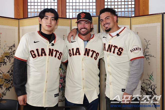 미국 메이저리그 샌프란시스코 자이언츠 이정후가 6일 서울 종로구 누하동에서 샌프란시스코 자이언츠 토니 비텔로 감독(가운데), 윌리 아다메스(오른쪽)와 한국문화체험에 앞서 기념 포즈를 취하고 있다. 누하동=송정헌 기자songs@sportschosun.com/2026.01.06/