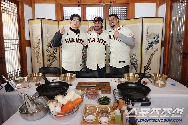 미국 메이저리그 샌프란시스코 자이언츠 이정후가 6일 서울 종로구 누하동에서 샌프란시스코 자이언츠 토니 비텔로 감독(가운데), 윌리 아다메스(오른쪽)와 한국문화체험에 앞서 기념 포즈를 취하고 있다. 누하동=송정헌 기자songs@sportschosun.com/2026.01.06/