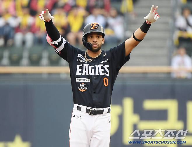 26일 서울 잠실구장에서 열린 한화와 LG의 한국시리즈 1차전. 6회초 무사 리베라토가 2루타를 친 후 기뻐하고 있다. 잠실=정재근 기자 cjg@sportschosun.com/2025.10.26/