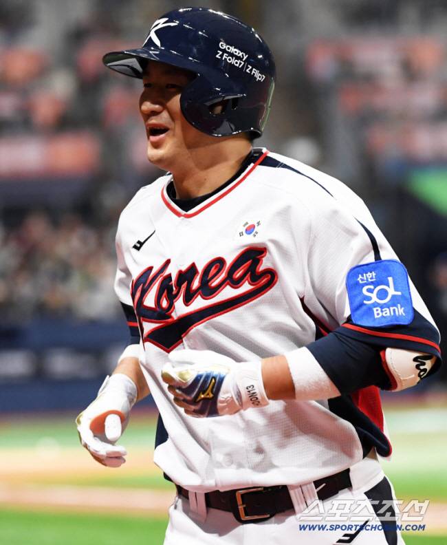 2025 K-BASEBALL SERIES 대한민국과 체코의 평가전이 8일 고척스카이돔에서 열렸다. 2회말 1사 3루 최재훈이 1타점 희생플라이 후 미소 짓고 있다. 고척=박재만 기자 pjm@sportschosun.com/2025.11.08/