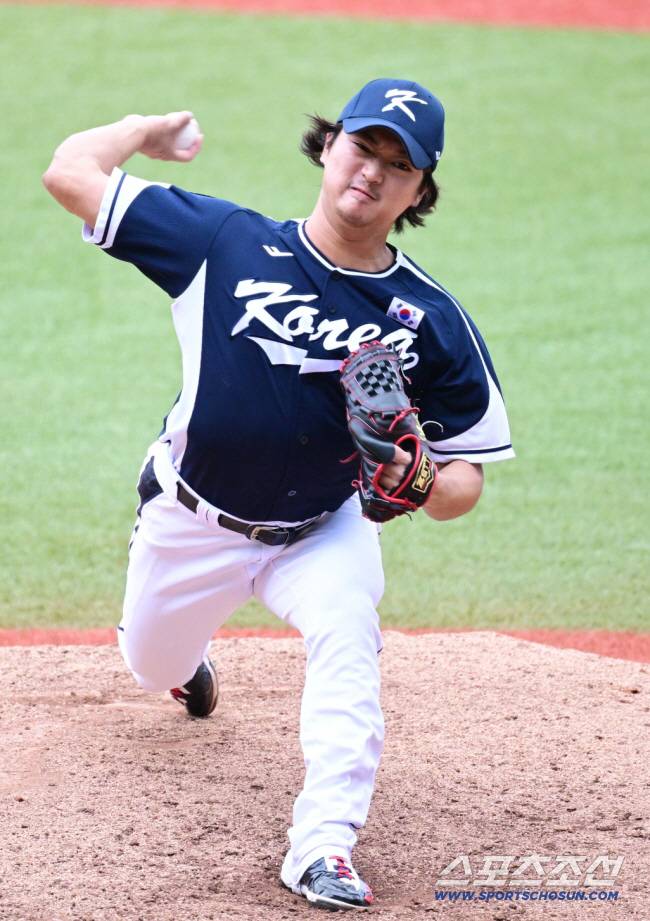 6일 중국 항저우 샤오싱 야구장에서 열린 항저우아시안게임 야구대표팀 슈퍼라운드 중국전. 9회 마운드에 올라 투구하고 있는 고우석. 항저우(중국)=송정헌 기자songs@sportschosun.com/2023.10.06/