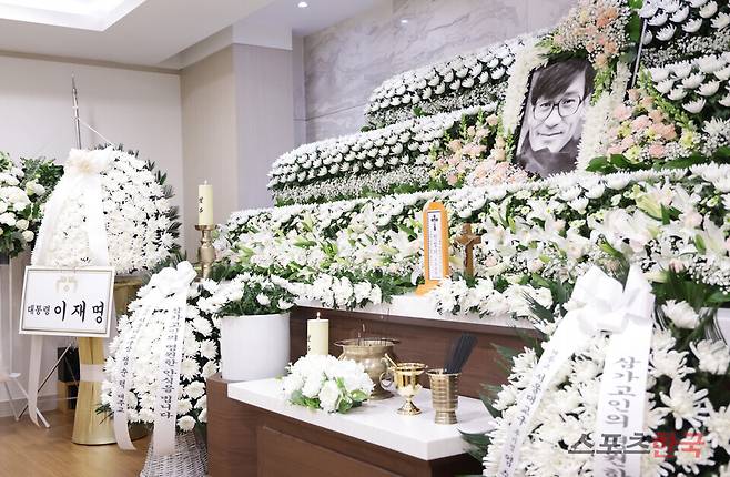 고 안성기 배우의 빈소가 마련된 서울성모병원 장례식장에 이재명 대통령이 보낸 근조화환이 놓여 있다. 25.1.5  [사진=사진공동취재단]