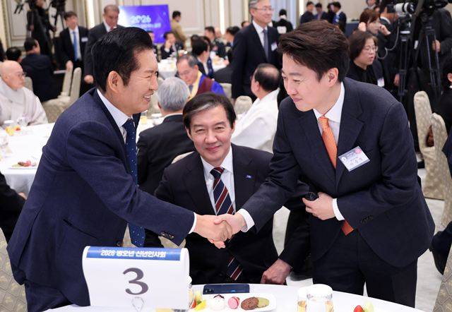 정치권은 대안정당으로 주목받는 개혁신당 행보에 촉각을 곤두세우고 있다. 사진은 왼쪽부터 정청래 더불어민주당 대표, 조국 조국혁신당 대표, 이준석 개혁신당 대표. /뉴시스