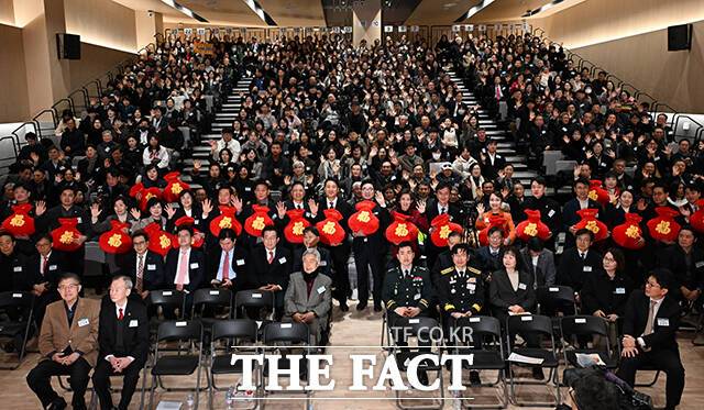 오세훈 서울시장과 박일하 동작구청장, 나경원 동작을 의원, 류삼영 더불어민주당 동작구 지역위원장 등 참석자들이 6일 오전 서울 동작구 동작구청에서 열린 '2026년 동작구 신년인사회'에 참석해 기념촬영을 하고 있다. /박헌우 기자