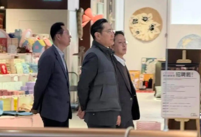 중국 베이징 쇼핑몰에서 목격된 이재용 삼성전자 회장. 웨이보 캡처