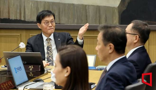 이창용 한국은행 총재가 지난해 10월23일 서울 중구 한은 본관에서 금융통화위원회 본회의를 주재하고 있다. 사진공동취재단