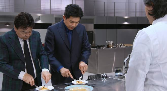 1월 6일 공개될 '흑백요리사2' 11화, 12화에서는 사생전의 최종 생존자(톱8)가 공된다. 이어지는 세미파이널 미션으로는 시즌1에서 셰프들을 육체적·정신적 한계로 몰아넣었던 ‘무한 요리 지옥’이 예고되어 있다.