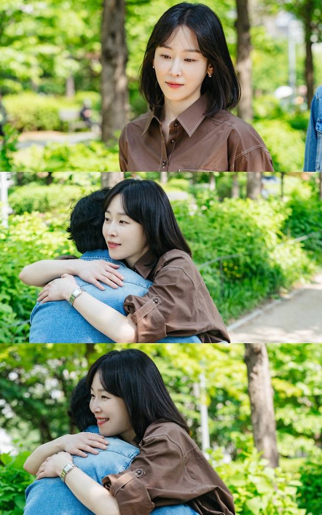 ‘러브미’ 서현진 장률 애틋 포옹 (제공: JTBC)