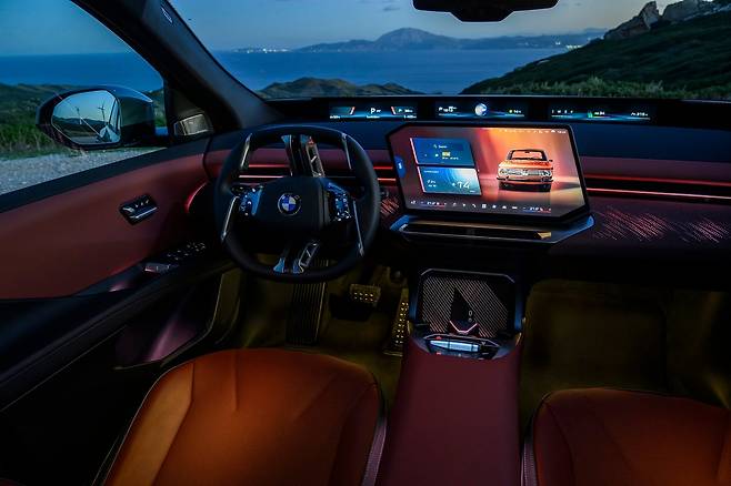 BMW는 CES 2026에서 BMW 뉴 iX3에 적용된 차세대 혁신 기술을 선보였다. 완성차 기업 중 처음으로 아마존 알렉사+(Alexa+) 기술을 탑재한 AI 기반 차량용 음성 비서를 처음으로 대중에 공개했다./BMW코리아