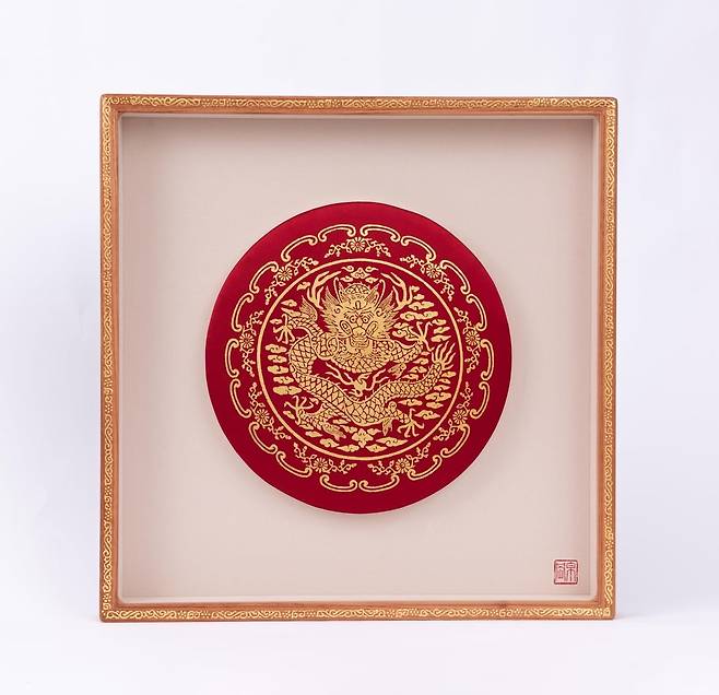 이재명 대통령이 지난 5일 시진핑 중국 국가주석에게 선물한 '금박 용문 액자'. /청와대 제공