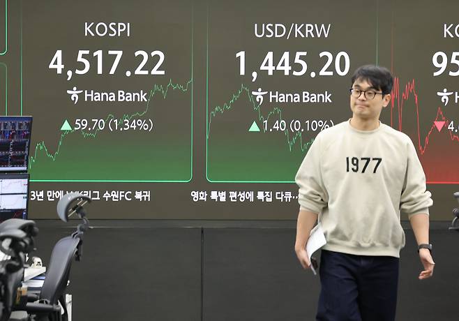 6일 서울 중구 하나은행 딜링룸에서 한 딜러가 자리로 향하고 있다. 이날 코스피 지수는 4500 고지를 넘어섰다. /연합뉴스